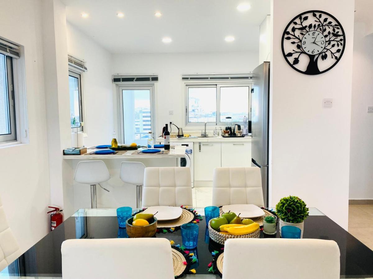 Ferienwohnung Panoramic Seaside Getaway, 2-Br Penthouse Larnaka Exterior foto